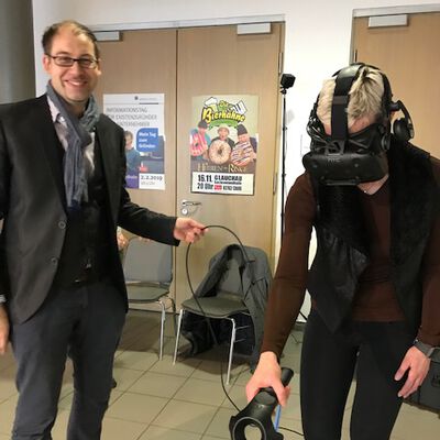 Manuel Dudczig (VRENDEX) in der VR-Demo mit Anja Rücker (LongLifeFit)