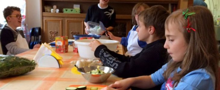 Kinder beim Plätzchenbacken