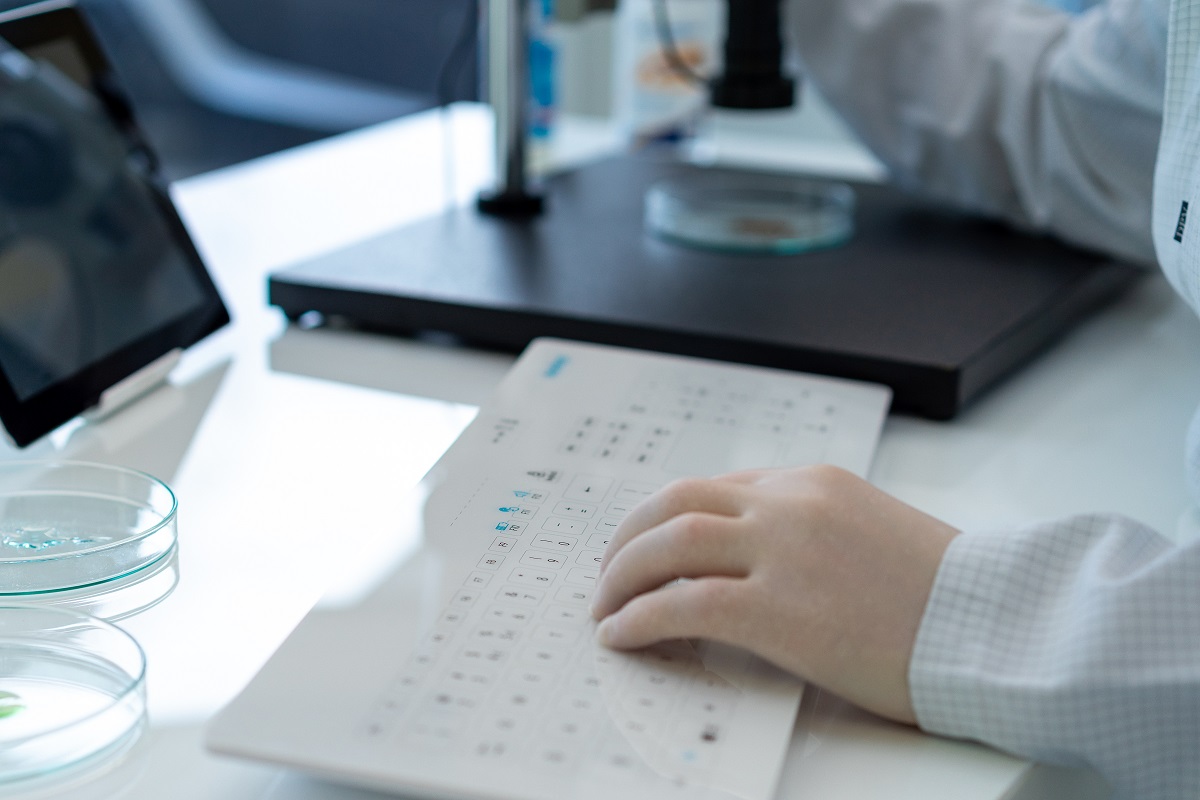 Neuste GETT-Innovation Tastatur Cleankeys CK4 mit Bedienoberflaeche aus Glas fuer Medizin, Gesundheitswesen und Labore