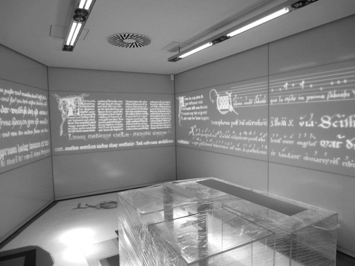 Die 4 mm dünnen Polycarbonat-Platten hat Rosskopf + Partner rückseitig mit einer geplotteten Folie beklebt.